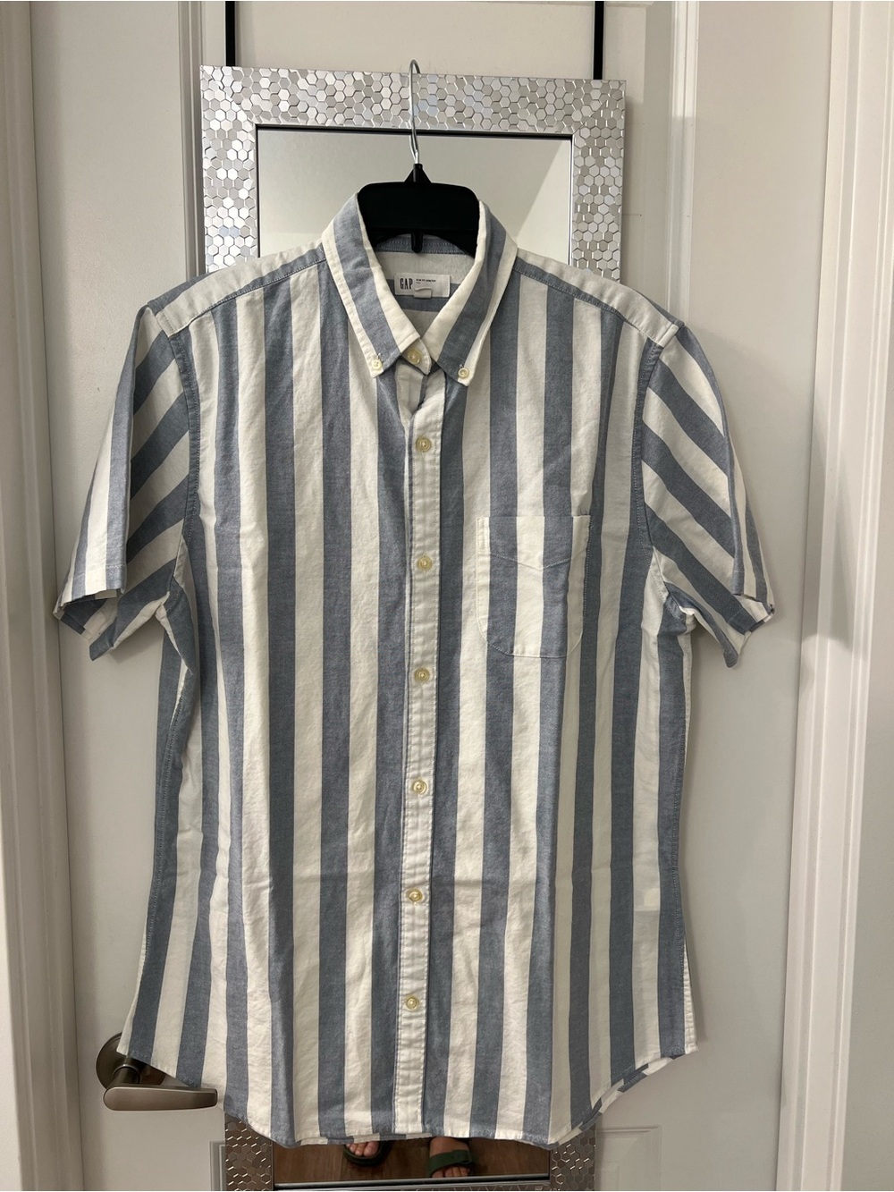 GAP Men's Short-Sleeve Button-Down Shirt in Blue and White Stripes
